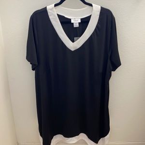 Avenue Plus Size black white short sleeve V neck tunic top. 22-24
